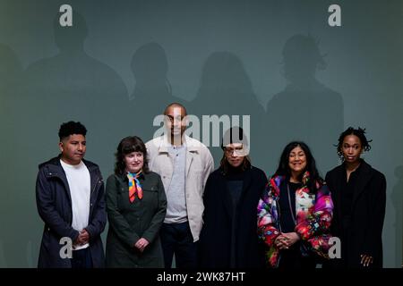 (De gauche à droite) Gabriel Chaile, Ruth Ewan, Thomas J Price, Veronica Ryan, Chila Kumari Singh Burman et Tschabalala Self. 6 des 7 candidats présélectionnés s'alignent pour une photo lors de l'annonce des propositions présélectionnées pour la prochaine commande artistique pour le quatrième plinthe de Trafalgar Square, à la National Gallery de Londres. Date de la photo : lundi 19 février 2024. Banque D'Images