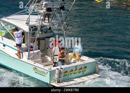 Cabo San Lucas, Mexique - 14 janvier 2024 : personnes à l'arrière d'un bateau de pêche quittant le port de Cabo San Lucas pour une sortie de pêche sur le Pacifique Banque D'Images