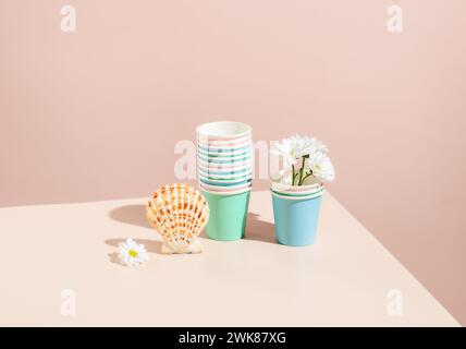 Pile de natures mortes d'été de gobelets en papier colorés recyclables Banque D'Images