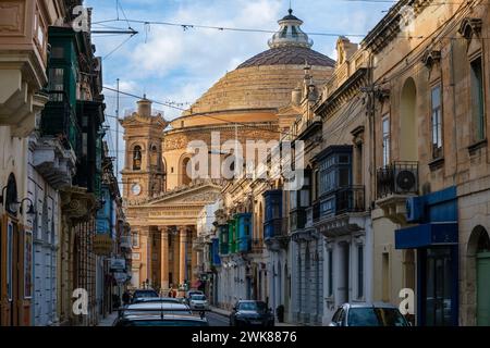 Vue en bas d'une rue à Mosta vers l'église Rotunda, Malte Banque D'Images