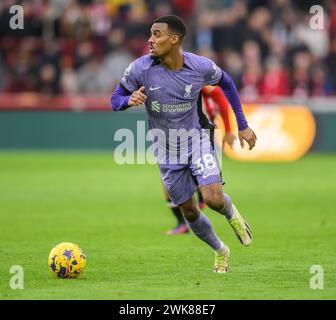 Brentford v Liverpool - premier League - GTECH Community Stadium - 17 février 2024. Ryan Gravenberch en action au stade communautaire GTECH. Crédit photo : Mark pain / Alamy Live News Banque D'Images