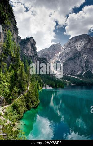 Lago di Braies et les Dolomites, le Tyrol du Sud, Italie Banque D'Images