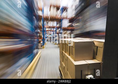 Chariots élévateurs déplaçant des boîtes dans l'entrepôt Banque D'Images