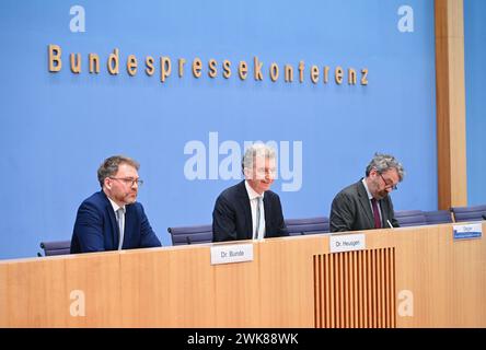 Munich, Allemagne. 12 février 2024. Christoph Heusgen (C), président de la Conférence de Munich sur la sécurité, assiste à la publication du rapport de Munich sur la sécurité 2024 à Berlin, en Allemagne, le 12 février 2024. Crédit : Ren Pengfei/Xinhua/Alamy Live News Banque D'Images