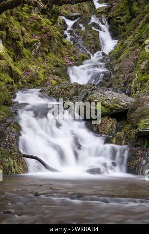 Une cascade sans nom qui se jette dans le réservoir de Caban COCH dans l'Elan Valley Wales UK. Janvier 2024 Banque D'Images