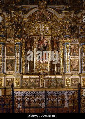 L'autel magnifiquement orné de la cathédrale d'Orihuela, Alicante, Espagne. Banque D'Images