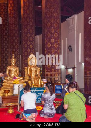 Ayutthaya, Thaïlande - 24 décembre 2009 : les habitants prient devant le bouddha doré dans le temple d'Ayutthaya. Banque D'Images