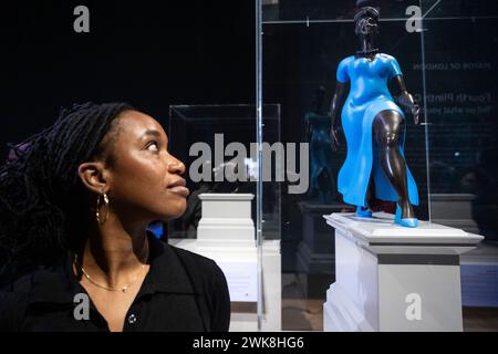 Londres, Royaume-Uni. 19 février 2024. Artiste Tschabalala Self avec son travail 'Lady in Blue' lors d'une présentation à la National Gallery des sept œuvres présélectionnées pour les prochaines commandes de Fourth Plinth. Les commandes gagnantes seront annoncées en mars 2024, et les œuvres seront dévoilées à Trafalgar Square en 2026 et 2028. Credit : Stephen Chung / Alamy Live News Banque D'Images