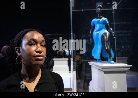 Londres, Royaume-Uni. 19 février 2024. Artiste Tschabalala Self avec son travail 'Lady in Blue' lors d'une présentation à la National Gallery des sept œuvres présélectionnées pour les prochaines commandes de Fourth Plinth. Les commandes gagnantes seront annoncées en mars 2024, et les œuvres seront dévoilées à Trafalgar Square en 2026 et 2028. Credit : Stephen Chung / Alamy Live News Banque D'Images