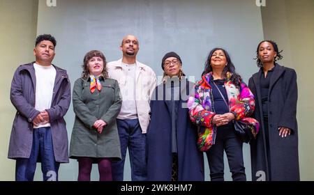 Londres, Angleterre, Royaume-Uni. 19 février 2024. (DE GAUCHE À DROITE) GABRIEL CHAILE, RUTH EWAN, THOMAS J PRICE, VERONICA RYAN, CHILA KUMARI SINGH BURMAN ET TSCHABALALA SELF. 6 des 7 candidats présélectionnés s'alignent pour une photo lors de l'annonce des propositions présélectionnées pour la prochaine commande artistique pour le quatrième plinthe de Trafalgar Square, à la National Gallery. (Crédit image : © Tayfun Salci/ZUMA Press Wire) USAGE ÉDITORIAL SEULEMENT! Non destiné à UN USAGE commercial ! Banque D'Images