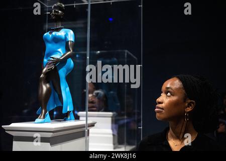 Londres, Royaume-Uni. 19 février 2024. Artiste Tschabalala Self avec son travail 'Lady in Blue' lors d'une présentation à la National Gallery des sept œuvres présélectionnées pour les prochaines commandes de Fourth Plinth. Les commandes gagnantes seront annoncées en mars 2024, et les œuvres seront dévoilées à Trafalgar Square en 2026 et 2028. Credit : Stephen Chung / Alamy Live News Banque D'Images