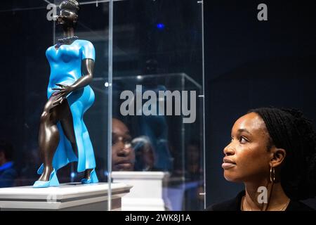 Londres, Royaume-Uni. 19 février 2024. Artiste Tschabalala Self avec son travail 'Lady in Blue' lors d'une présentation à la National Gallery des sept œuvres présélectionnées pour les prochaines commandes de Fourth Plinth. Les commandes gagnantes seront annoncées en mars 2024, et les œuvres seront dévoilées à Trafalgar Square en 2026 et 2028. Credit : Stephen Chung / Alamy Live News Banque D'Images