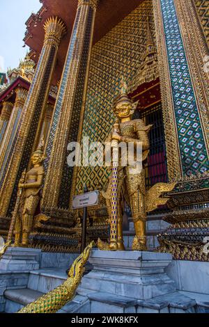 Une statue de gardien yaksha au Phra Mondhop dans le parc du Grand Palais à Bangkok, Thaïlande. Un yaksha ou yak est un esprit gardien géant en thaï lor Banque D'Images