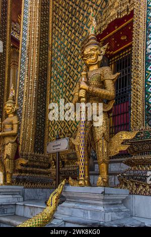 Une statue de gardien yaksha au Phra Mondhop dans le parc du Grand Palais à Bangkok, Thaïlande. Un yaksha ou yak est un esprit gardien géant en thaï lor Banque D'Images