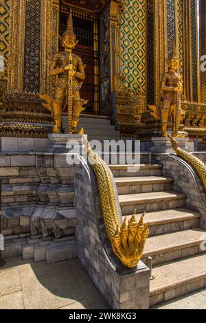 Statues de gardien Yaksha au Phra Mondhop dans le Grand Palais de Bangkok, Thaïlande. Un yaksha ou yak est un esprit gardien géant dans la tradition thaïlandaise Banque D'Images