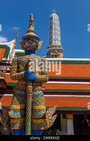 Une statue de gardien yaksha au Temple du complexe Bouddha d'émeraude dans le parc du Grand Palais à Bangkok, Thaïlande. Un yaksha ou yak est un gua géant Banque D'Images