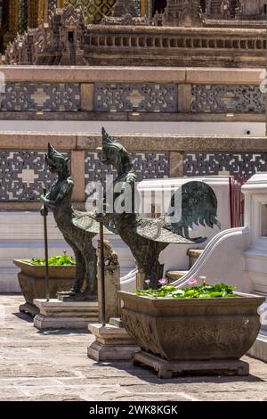 Statues en bronze d'oiseaux mythiques de Tantima dans le complexe du Grand Palais à Bangkok, Thaïlande. Banque D'Images