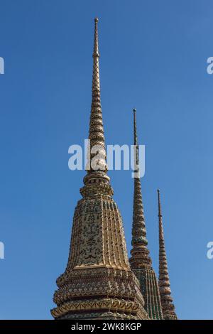 Flèches de Phra Chedi Rai dans le complexe du temple bouddhiste Wat Pho à Bangkok, Thaïlande. Ce sont des monuments construits par le roi Rama III pour contenir les cendres du Banque D'Images