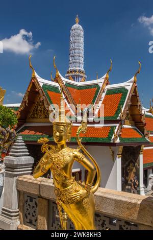 Statue dorée d'un mythique Thepnorasi garde le Temple du Bouddha d'émeraude dans le complexe du Grand Palais à Bangkok, Thaïlande. Banque D'Images