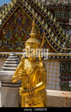 Statue dorée d'une créature mythique Singhaphanon garde le Phra Wiharn Yod dans le complexe du Grand Palais à Bangkok, Thaïlande. Un Singhaphanon a le Banque D'Images