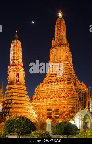 Croissant de lune au-dessus de Wat Arun ou Temple of Dawn, un temple bouddhiste à Bangkok, Thaïlande, avec ses prangs ou flèches de style khmer. Banque D'Images