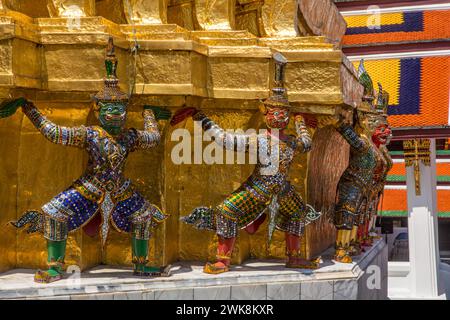 Petites statues de gardien yaksha au Temple du complexe Bouddha d'émeraude dans le parc du Grand Palais à Bangkok, Thaïlande. Un yaksha ou yak est un gian Banque D'Images