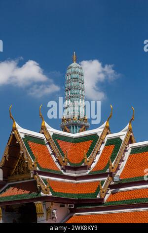 Toiture & Phra Asada Maha Chedi par le Temple du Bouddha d'émeraude au complexe du Grand Palais à Bangkok, Thaïlande. Banque D'Images