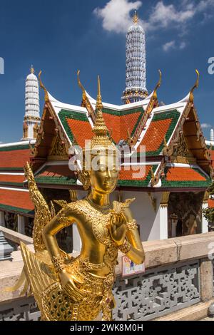 Une statue Theppaksi dorée garde le Wat Phra Kaew au Grand Palais de Bangkok, en Thaïlande. Le Theppaksi est mi-homme, mi-gardien d'oiseaux en thaï Banque D'Images