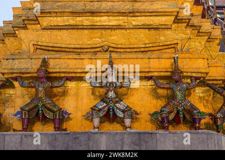 Petites statues de gardien yaksha au Temple du complexe Bouddha d'émeraude dans le parc du Grand Palais à Bangkok, Thaïlande. Un yaksha ou yak est un gian Banque D'Images