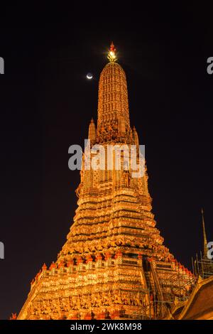 Croissant de lune au-dessus de Wat Arun ou Temple of Dawn, un temple bouddhiste à Bangkok, Thaïlande, avec ses prangs ou flèches de style khmer. Banque D'Images