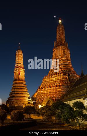 Croissant de lune au-dessus de Wat Arun ou Temple of Dawn, un temple bouddhiste à Bangkok, Thaïlande, avec ses prangs ou flèches de style khmer. Banque D'Images