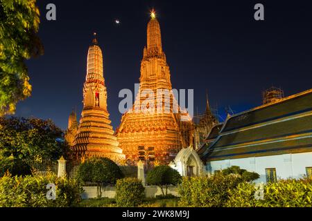 Croissant de lune au-dessus de Wat Arun ou Temple of Dawn, un temple bouddhiste à Bangkok, Thaïlande, avec ses prangs ou flèches de style khmer. Banque D'Images