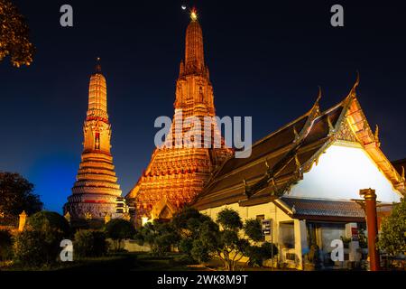 Croissant de lune au-dessus de Wat Arun ou Temple of Dawn, un temple bouddhiste à Bangkok, Thaïlande, avec ses prangs ou flèches de style khmer. Banque D'Images