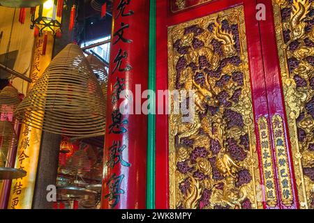 Détail de la porte avec des dragons dorés à l'entrée du temple Man Mo à Hong Kong, Chine. Banque D'Images