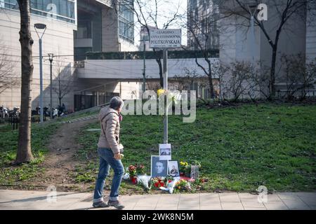 Milan, Italie. 19 février 2024. Foto Claudio Furlan/LaPresse 19-02-2024 Milano (Italia) cronaca - Fiori per Aleksej Navalny presso il giardino Anna Politkovskaja 19 février 2024 Milan (Italie) Actualités - fleurs pour Aleksej Navalny au jardin Anna Politkovskaya crédit : LaPresse/Alamy Live News Banque D'Images