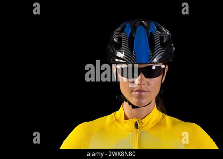 Jeune femme caucasienne en équipement de cyclisme pose avec confiance Banque D'Images