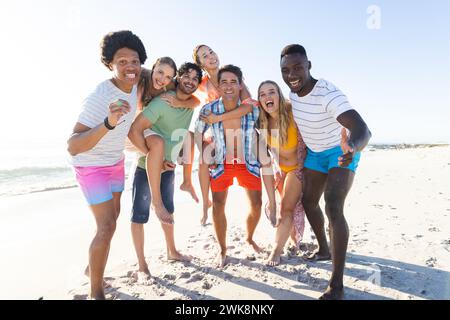 Divers groupes d'amis profitent d'une journée de plage Banque D'Images