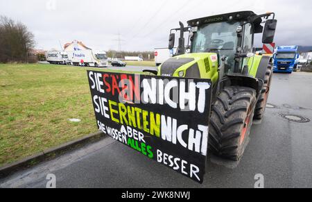 Lauenau, Allemagne. 19 février 2024. Les tracteurs bloquent une route d'accès à un entrepôt appartenant à la société de vente au détail Edeka près de l'autoroute A2 dans le quartier de Schaumburg. L’accès au site et à partir de celui-ci n’est pas possible, a déclaré une porte-parole du commissariat de police de Nienburg/Schaumburg. Près de 40 véhicules ont pris part au blocus. Crédit : Julian Stratenschulte/dpa/Alamy Live News Banque D'Images