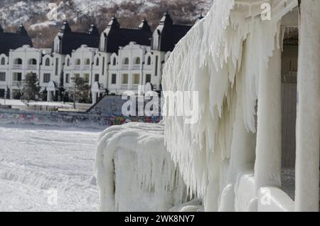 L'image montre les conséquences d'une forte vague de froid. La structure, un belvédère, un pavillon, est épaisse drapée de glaçons. Le sol et ses environs Banque D'Images