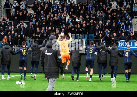 Gothenburg, Suède. 18 février 2024. Les joueurs de Halmstad BK célèbrent la victoire avec les fans après le match de la Svenska Cup entre Halmstads BK et Helsingborg à Bravida Arena à Gothenburg. (Crédit photo : Gonzales photo - Amanda Persson). Banque D'Images