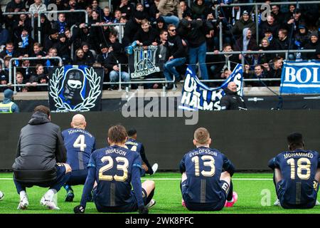 Gothenburg, Suède. 18 février 2024. Les joueurs de Halmstad BK célèbrent la victoire avec les fans après le match de la Svenska Cup entre Halmstads BK et Helsingborg à Bravida Arena à Gothenburg. (Crédit photo : Gonzales photo - Amanda Persson). Banque D'Images