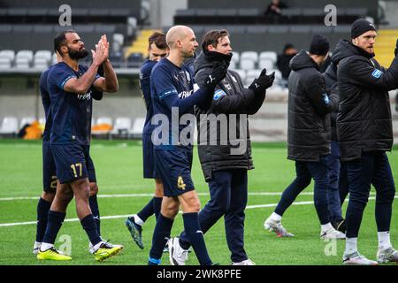 Gothenburg, Suède. 18 février 2024. Les joueurs de Halmstad BK célèbrent la victoire avec les fans après le match de la Svenska Cup entre Halmstads BK et Helsingborg à Bravida Arena à Gothenburg. (Crédit photo : Gonzales photo - Amanda Persson). Banque D'Images