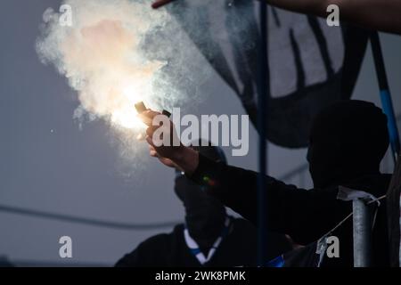 Gothenburg, Suède. 18 février 2024. Les fans de football de Halmstad BK vus sur les tribunes lors du match de la Svenska Cup entre Halmstads BK et Helsingborg à Bravida Arena à Gothenburg. (Crédit photo : Gonzales photo - Amanda Persson). Banque D'Images