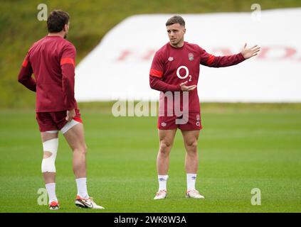 George Ford de l'Angleterre (à droite) lors d'une séance d'entraînement au Honda England Rugby performance Centre, Pennyhill Park, Bagshot. Date de la photo : lundi 19 février 2024. Banque D'Images