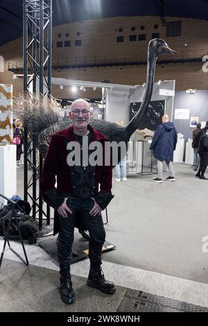 Paris, France. 17 février 2024. L’artiste Emmanuel Guillon pose à côté de son œuvre lors du salon 2024 de LA CAPITALE DE L’ART le 17 février 2024 Banque D'Images