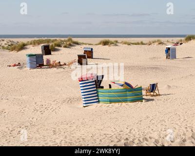 Plage ouest avec chaises de plage à capuche et tentes sur l'île de Borkum, Frise orientale, basse-Saxe, Allemagne Banque D'Images