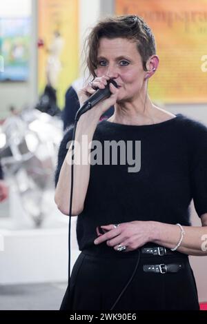 Paris, France. 17 février 2024. Chanteur lors du salon de LA CAPITALE DE L'ART 2024 le 17 février 2024 au Grand Palais Ephémère à Paris, France. Banque D'Images