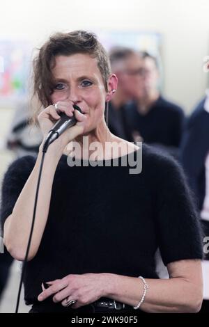 Paris, France. 17 février 2024. Chanteur lors du salon de LA CAPITALE DE L'ART 2024 le 17 février 2024 au Grand Palais Ephémère à Paris, France. Banque D'Images