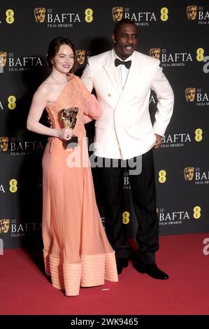 Emma Stone mit dem Preis für die besten Hauptdarstellerin in in Poor Things und Idris Elba BEI der Verleihung der BAFTA film Awards 2024 / 77e British Academy film Awards in der Royal Festival Hall. Londres, 18.02.2024 *** Emma Stone avec le prix de la meilleure actrice dans un rôle principal dans Poor Things et Idris Elba aux BAFTA film Awards 2024 77e British Academy film Awards au Royal Festival Hall Londres, 18 02 2024 Foto:xD.xBedrosianx/xFuturexImagex bafta2024 4896 Banque D'Images