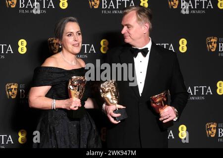 Emma Thomas und Christopher Nolan mit den Preisen für die beste Regie und den besten FIM Oppenheimer BEI der Verleihung der BAFTA film Awards 2024 / 77e British Academy film Awards in der Royal Festival Hall. Londres, 18.02.2024 *** Emma Thomas et Christopher Nolan avec les prix du meilleur réalisateur et du meilleur film Oppenheimer aux BAFTA film Awards 2024 77e British Academy film Awards au Royal Festival Hall Londres, 18 02 2024 Foto:xD.xBedrosianx/xFuturexImagex bafta2024 4905 Banque D'Images